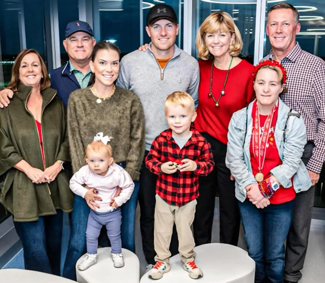 Reactions: Jordan Spieth and family spreading holiday cheer at Children’s Hospital